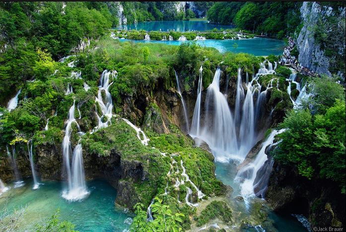 Được mệnh danh là một trong những địa điểm đẹp nhất hành tinh. Vườn quốc gia Plitvice nằm trên cao nguyên cùng tên ở Croatia; gần biên giới với Bosnia và Herzegovina - một nơi nổi tiếng với cảnh quan thiên nhiên độc đáo.