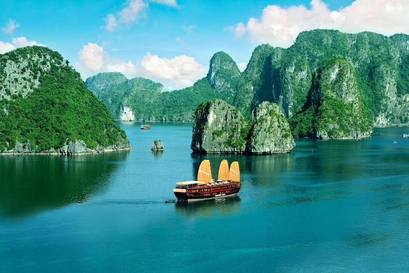 Năm 1962 Bộ Văn hóa-Thông tin Việt Nam đã xếp hạng vịnh Hạ Long là di tích danh thắng cấp quốc gia đồng thời quy hoạch vùng bảo vệ. Năm 1994 vùng lõi của vịnh Hạ Long được UNESCO công nhận là Di sản Thiên nhiên Thế giới với giá trị thẩm mỹ, và được tái công nhận lần thứ 2 với giá trị ngoại hạng toàn cầu về địa chất-địa mạo vào năm 2000. Cùng với vịnh Nha Trang và vịnh Lăng Cô của Việt Nam, vịnh Hạ Long là một trong số 29 vịnh được Câu lạc bộ những vịnh đẹp nhất thế giới xếp hạng và chính thức công nhận vào tháng 7 năm 2003