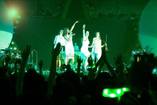 Trình diễn vocal kết hợp vũ đạo nhuần nhuyễn và đẹp mắt, 5 cô gái tài năng và quyến rũ của nhóm High On Heels đã chinh phục được khán giả yêu thích bia Heineken bằng giọng ca đầy nội lực và kỹ thuật phối nhạc tinh tế.