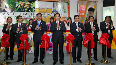  Thủ tướng cắt băng khai mạc triển lãm tại khu gian hàng Việt Nam tham gia Hội chợ triển lãm ASEAN-Trung Quốc. Ảnh: VGP/Nhật Bắc
