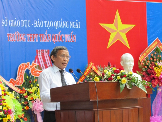 Phó Bí thư Tỉnh ủy, Chủ tịch UBND tỉnh Cao Khoa phát biểu tại Trường THPT Trần Quốc Tuấn.