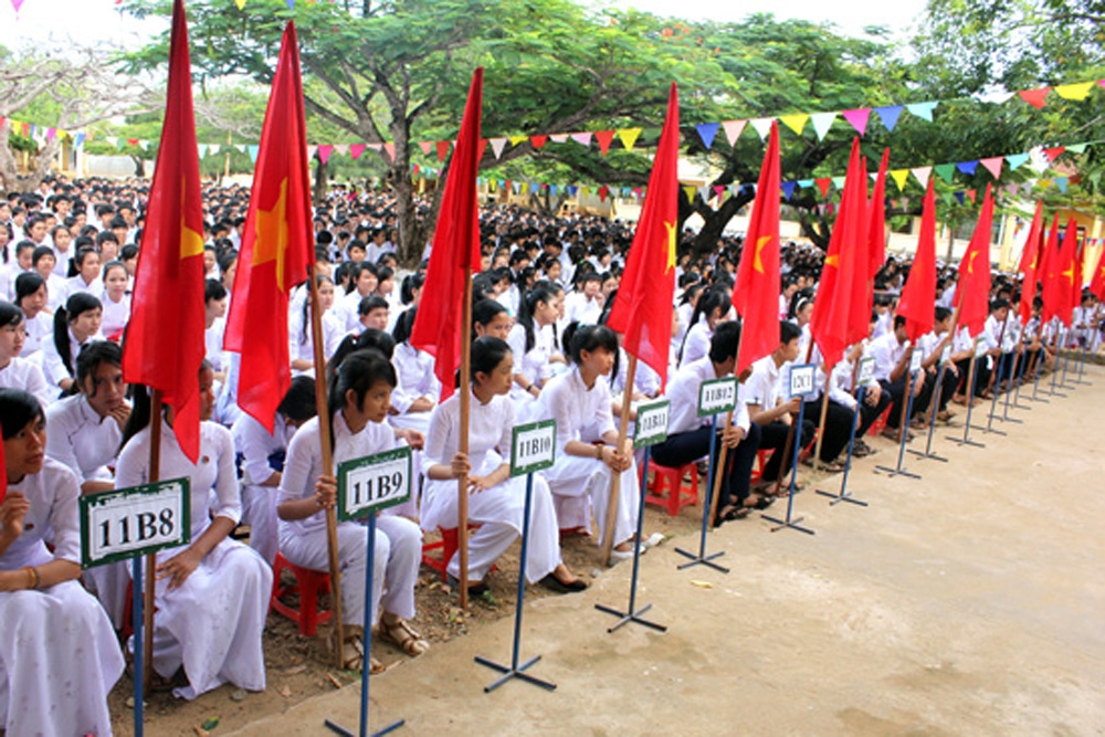 Học sinh Trường THPT Vạn Tường trong lễ khai giảng năm học mới.