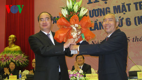 Nguyên Chủ tịch Huỳnh Đảm tặng hoa chúc mừng tân Chủ tịch Nguyễn Thiện Nhân
