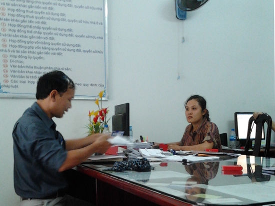 Người dân đến làm thủ tục công chứng tại một văn phòng công chứng ở TP. Quảng Ngãi.
