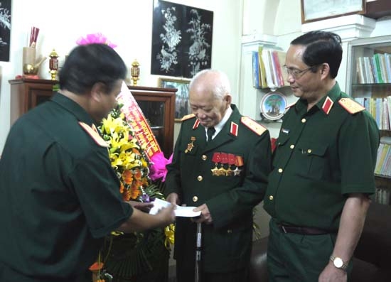 Bộ Tư lệnh Quân khu 5 chúc mừng Trung tướng Nguyễn Đôn được phong tặng danh hiệu Anh hùng LLVTND.