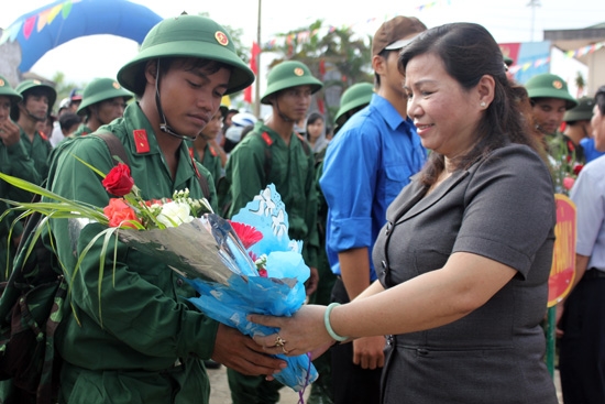 Phó Chủ tịch UBND tỉnh Đinh Thị Loan tặng hoa, động viên các tân binh lên đường nhận nhiệm vụ.