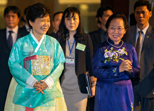   Tổng thống Park Geun-Hye và Phó Chủ tịch nước Nguyễn Thị Doan khai mạc buổi trình diễn thời trang Áo dài-Hanbok - Ảnh: TTO