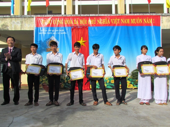 Ông Lý Minh Cương- giám đốc Sacombank Quảng Ngãi trao học bổng cho các em học sinh Trường THPT Số 1 Tư Nghĩa.