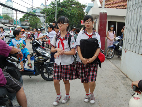 Học sinh Trường THCS Phú Mỹ phải mặc đồng phục từ áo, váy, giày và tất như nhau - Ảnh: Hoàng Quyên