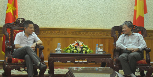 Bộ trưởng Bộ Tư pháp Hà Hùng Cường (phải) bàn với GS Ngô Bảo Châu về cách cấp mã số công dân Ảnh: ĐỖ DU