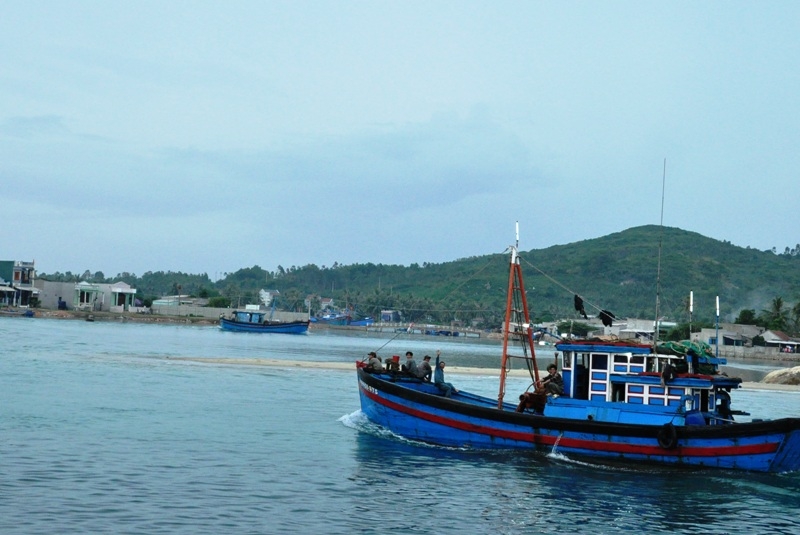 Cửa biển Sa Huỳnh thường xuyên bị bồi lấp, khiến tàu gặp khó khăn khi ra vào cảng cá Sa Huỳnh