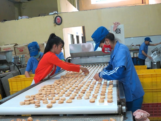 Nhân viên của một cơ sở sản xuất bánh Trung thu dùng tay trần làm bánh.