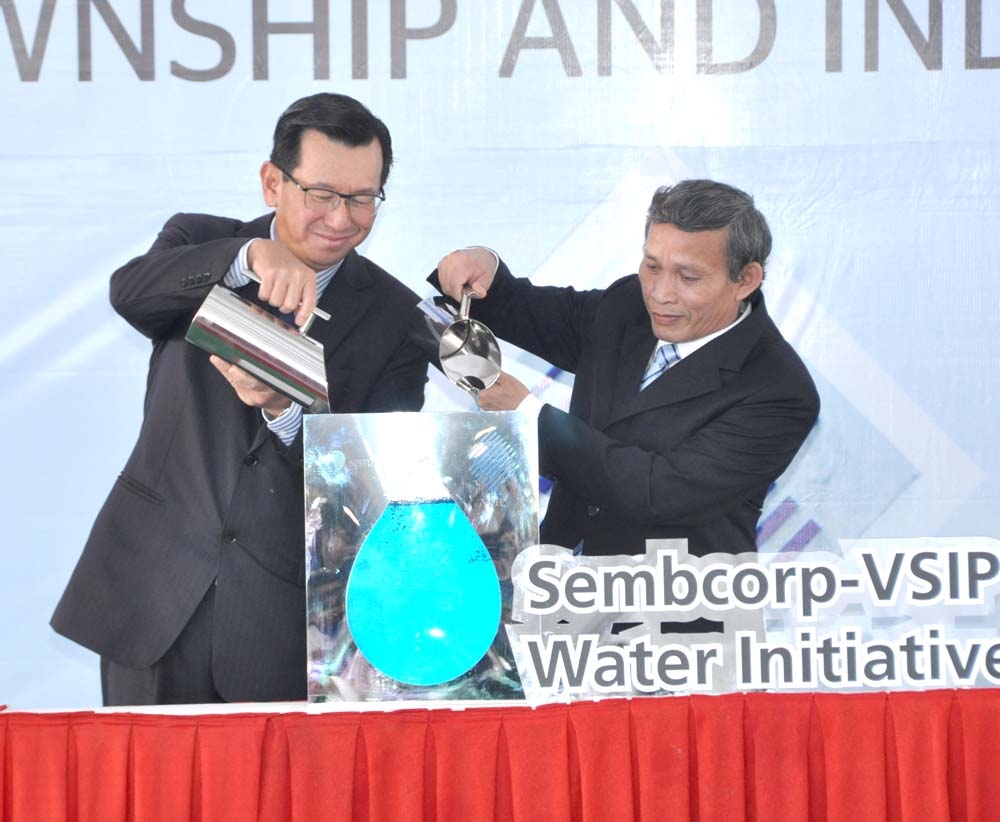 Đại diện Tập đoàn Sekhop và Lãnh đạo tỉnh rót nước tượng trưng cho khởi đầu tư án