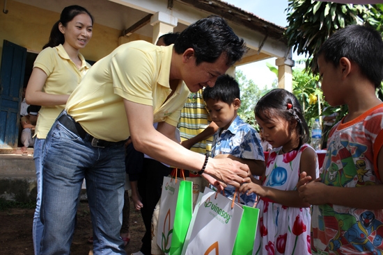 Tặng quà Trung thu cho trẻ em thuộc Trung tâm phục hồi chức năng Bình Hòa