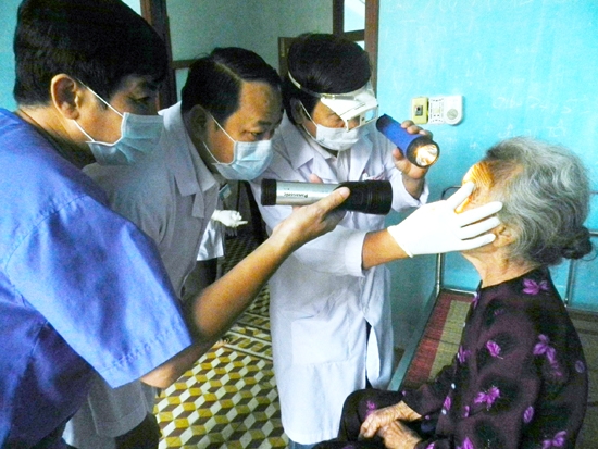 Khám mắt sau khi mổ ở Bệnh viện Đa khoa huyện Bình Sơn.