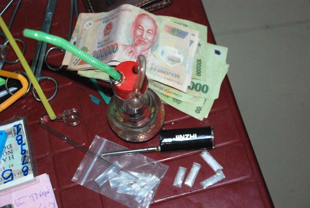 Ma túy và dụng cụ của các đối tượng mua bán, sử dụng ma túy được công an thu giữ.
