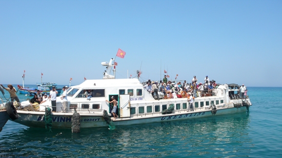 Phương tiện tàu chở khách ra vào đảo Lý Sơn còn chở quá tải theo quy định.