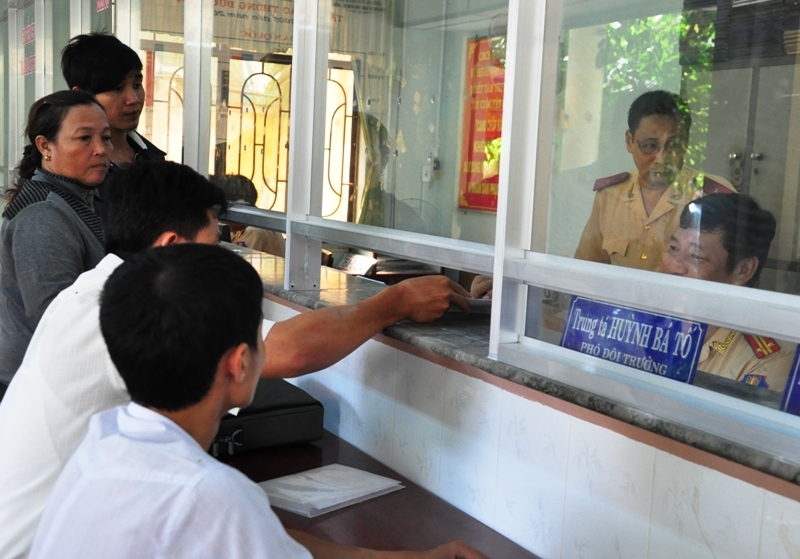 Người dân đến đăng ký chuyển đổi quyền sở hữu xe tại Phòng CSGT Công an tỉnh