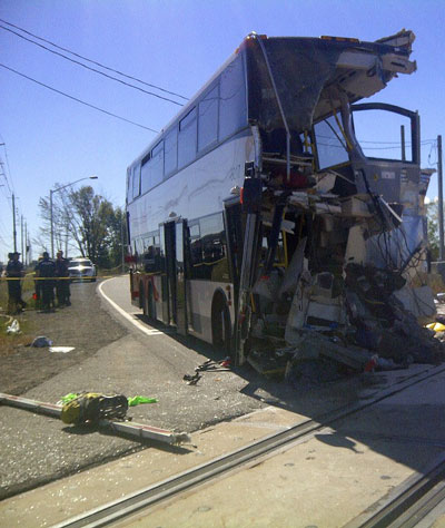  Đầu của chiếc xe buýt bị xé toạc sau vụ va chạm.