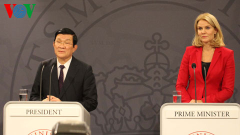 Chủ tịch nước Trương Tấn Sang và Thủ tướng Đan Mạch Helle Thorning-Schmidt có cuộc gặp gỡ ngắn với báo chí