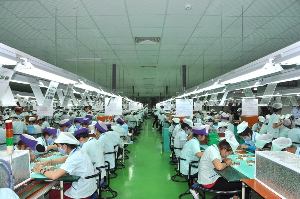 Nhiều doanh nghiệp đã yên tâm khi đầu tư vào Quảng Ngãi. (Trong ảnh: Công nhân Công ty điện tử Forte trong cả sản xuất).