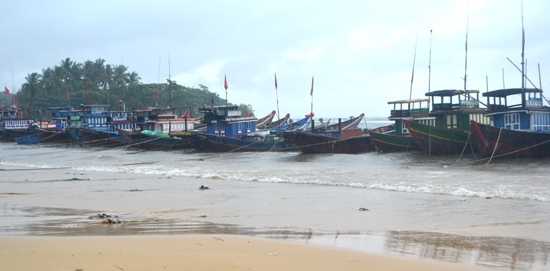 Tàu thuyền của ngư dân thôn Phước Thiện neo đậu tại bãi ngang.    