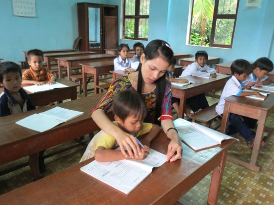 Cô giáo Đinh Thị Kem dạy chữ cho học sinh ở xóm Đèo, xã Hành Dũng.