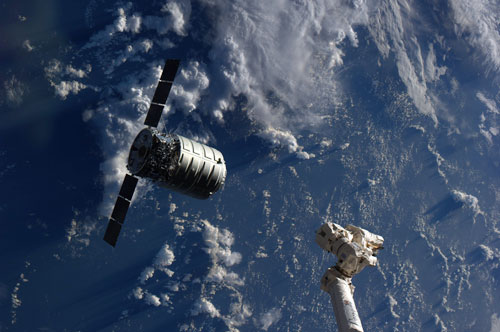  Tàu Cygnus bay đến áp sát ISS - Ảnh: NASA