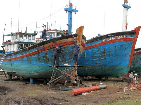 Ngư dân Sa Huỳnh cải hoán, nâng công suất tàu thuyền để đưa vào khai thác hải sản.                Ảnh: PV