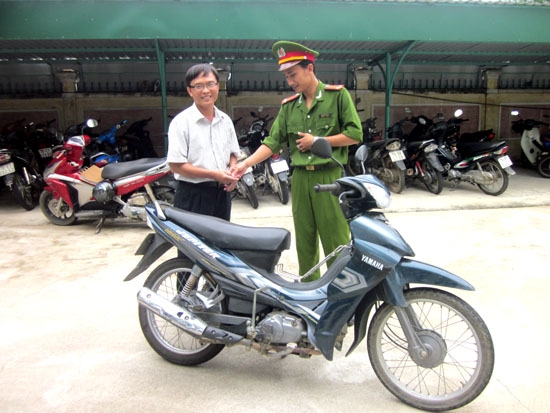 Anh Đỗ Ngọc Hải được nhận lại xe bị mất trộm tại Công an TP.Quảng Ngãi.