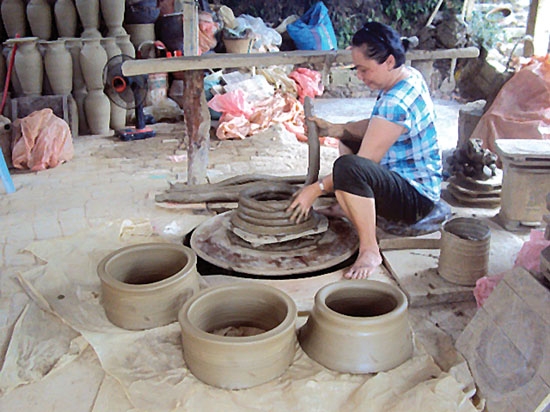  Sản xuất đồ gốm tại cơ sở của anh Đặng Văn Trịnh.