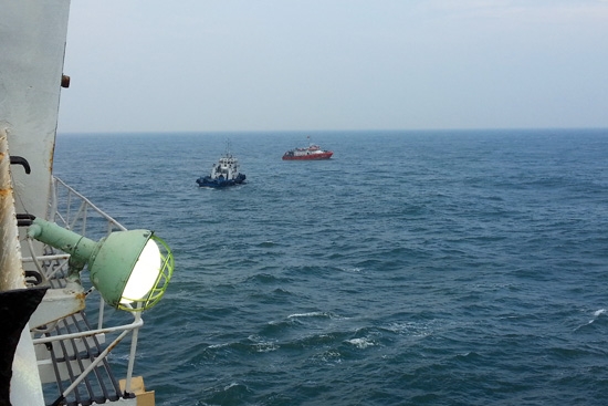 Lực lượng chức năng đang tiếp cận tàu bị nạn