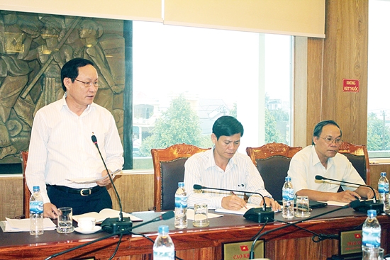 Phó Bí thư Thường trực Tỉnh ủy Phạm Minh Toản phát biểu tại buổi trực báo.