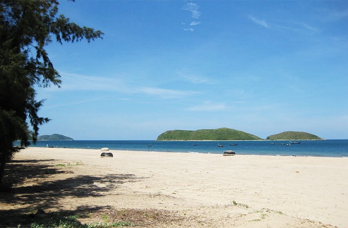 Biển Vũng Chùa thuộc xã Quảng Đông, huyện Quảng Trạch, Quảng Bình được chọn là nơi an nghỉ của Đại tướng Võ Nguyên Giáp.
