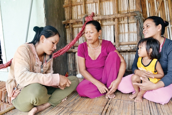 Chị Phê hướng dẫn cách chăm sóc sức khỏe sinh sản  cho chị em trong thôn.