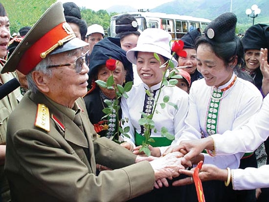 Đại tướng Võ Nguyên Giáp thăm đồng bào nhân dịp về thăm lại Điện Biên tháng 4.2004.                          Ảnh: Internet