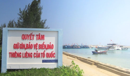 Bảng khẩu hiệu tuyên truyền về biển đảo do Sở Tư pháp xây dựng tại cầu cảng Lý Sơn.