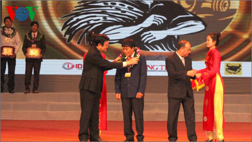 Chủ tịch nước Trương Tấn Sang trao danh hiệu cho những nông dân xuất sắc năm 2013