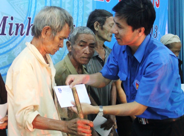 Anh Đặng Minh Thảo, Phó Bí thư Tỉnh Đoàn trao quà cho người nghèo