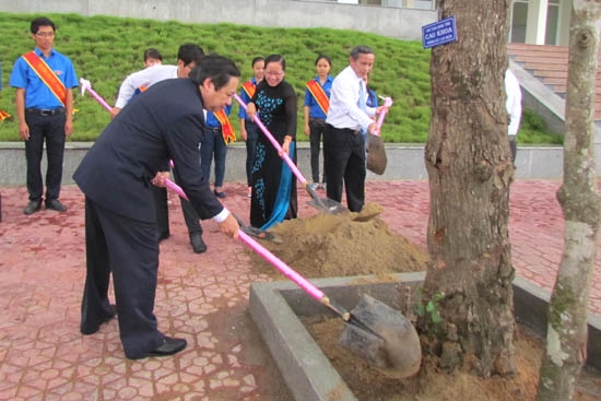 Lãnh đạo tỉnh trồng cây lưu niệm tại cơ sở mới của Trường ĐH Phạm Văn Đồng.