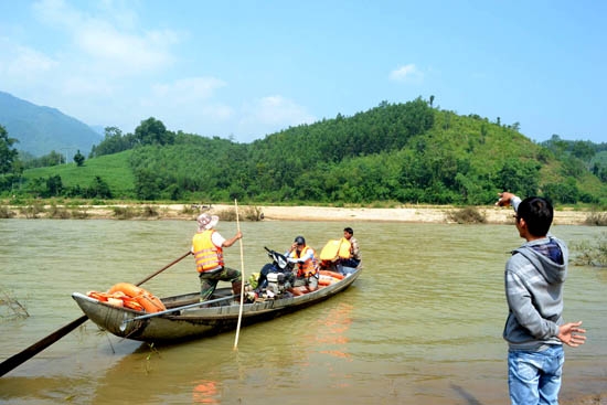 Người dân qua lại ngã ba sông Tang (xã Sơn Cao, Sơn Hà) bằng đò ngang không đủ điều kiện hoạt động.           Ảnh: X.THIÊN