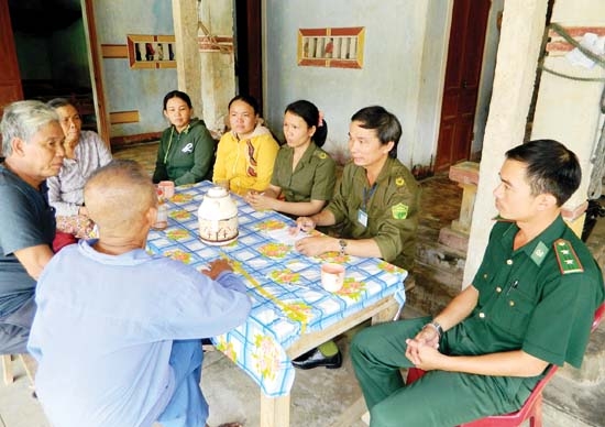 Chị Mai Thị Ninh tuyên truyền pháp luật cho người dân xã Bình Châu, huyện Bình Sơn.
