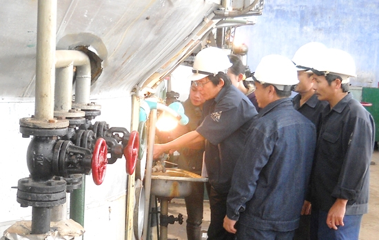 Áp dụng hệ thống quản lý chất lượng giúp các doanh nghiệp phát triển bền vững. Trong ảnh: Nhân viên Nhà máy Đường Phổ Phong đang vận hành hệ thống máy móc.