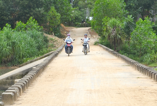 Đường bê tông Xã Trạch – Làng Vẹt xã Sơn Thành (Sơn Hà) do dân hiến đất, góp công xây dựng NTM.