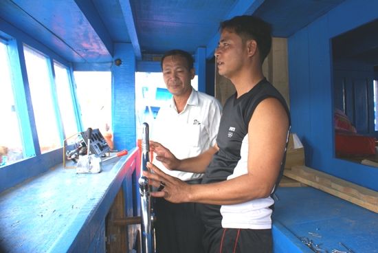 Chủ nhiệm HTX đóng tàu Cổ Lũy Phan Như Huỳnh và thuyền trưởng Nguyễn Thanh Tâm “nghiệm thu” tay lái tàu cá 605 CV.                             Ảnh: T.NHỊ