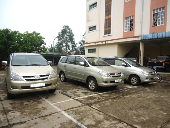 3 chiếc ô tô Innova đang tạm giữ tại Công an TP Quảng Ngãi.