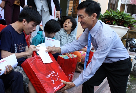 Đại diện Prudential Việt Nam trao quà cho các em