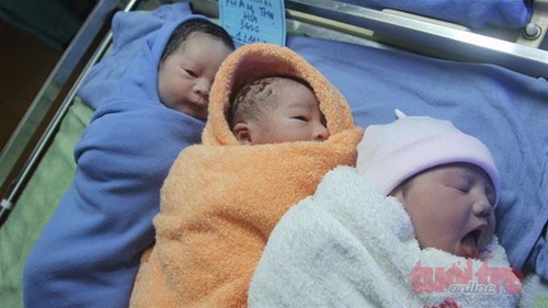 Ba em bé chào đời lúc 0giờ tại BV Trung ương Huế - Ảnh: TTO.