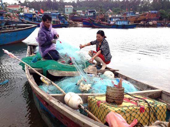 Anh Linh kiểm tra lưới sau phiên biển trúng 50 kg cá mắc câu.