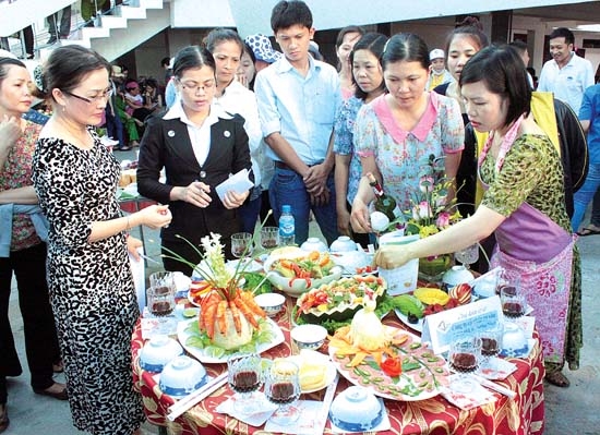     Ban nữ công các DN tham gia dự thi ẩm thực tại Ngày hội công nhân năm 2013.